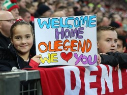 Sambutan untuk Ole Gunnar Solskjaer dari fans MU. REUTERS/David Klein.