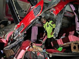 Bertabrakan, 2 Bus Ringsek 3 Penumpangnya Tewas