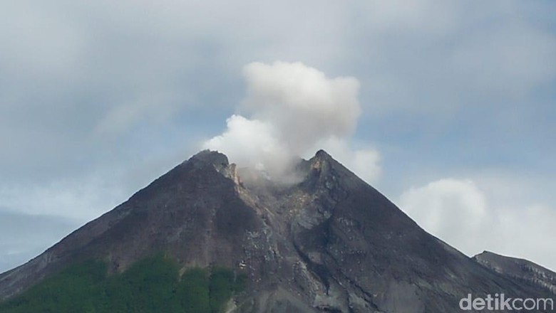 Gunung Merapi Gugurkan Lava Pijar 6 Kali Tadi Malam