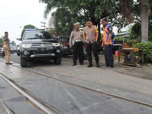 Perlintasan Kereta Api di Lamongan Dialasi Karpet, Tujuannya Apa?