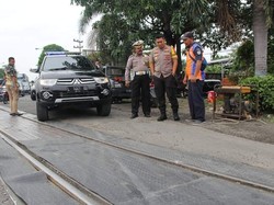Perlintasan Kereta Api di Lamongan Dialasi Karpet, Tujuannya Apa?