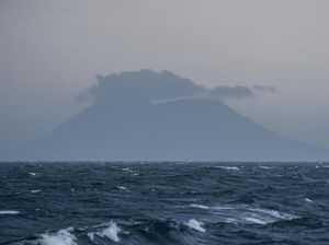 Gunung Anak Krakatau Erupsi, Semburan Abu Vulkanik Capai 500 M Gunung Anak Krakatau Erupsi, Semburan Abu Vulkanik Capai 500 M