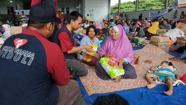 Pengungsi Tsunami di Lampung Selatan Terima Bantuan
