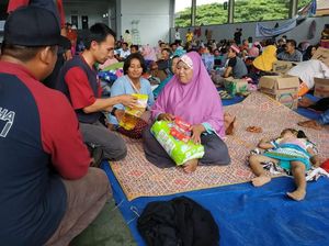Pengungsi Tsunami di Lampung Selatan Terima Bantuan