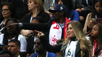 Maria Salaues bersama kakak Paul Pogba, Florentin Pogba, yang juga menonton aksi adiknya di Piala Dunia 2018. (Getty Images)