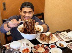 Ajak Mukbang Pekerja Bangunan, YouTuber Tanboy Kun Dipuji Netizen