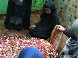 Suasana Haru Menyelimuti Pemakaman Dian Pramana Poetra