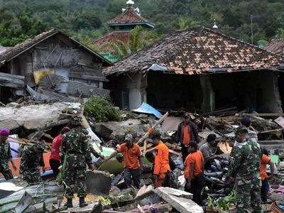 Aksi Para Relawan Bantu Korban Tsunami Selat Sunda