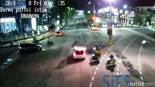Detik-detik Brio Tabrak Dua Pemotor di Surabaya