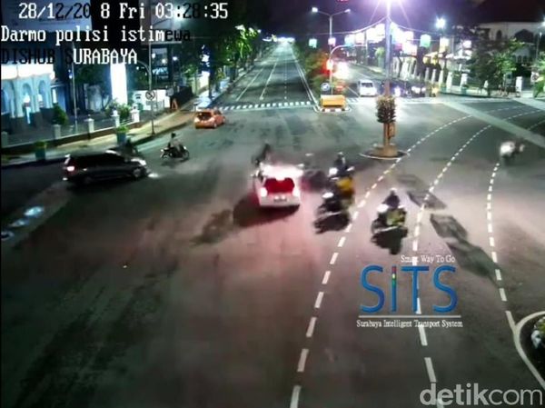 Detik-detik Brio Tabrak Dua Pemotor di Surabaya