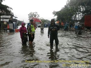 Banjir Depan Kahatex, Arus Lalu Lintas Bandung-Garut Dialihkan Banjir Depan Kahatex, Arus Lalu Lintas Bandung-Garut Dialihkan