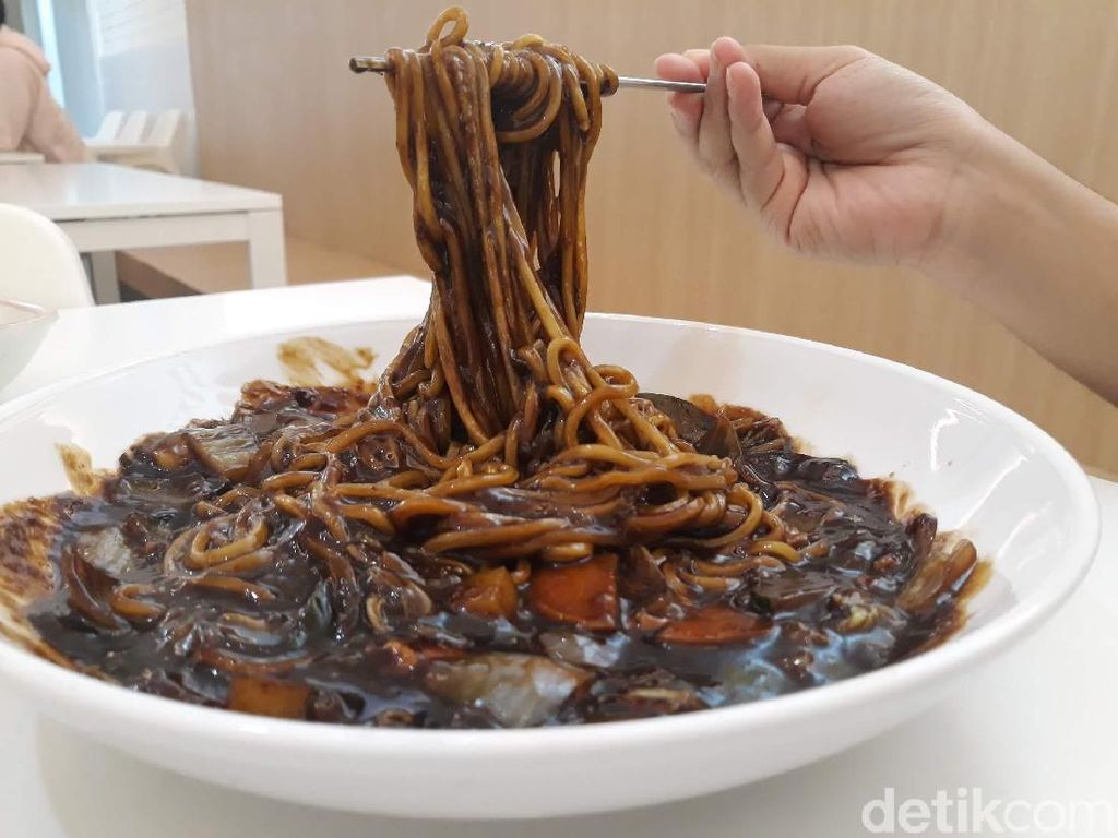 Menjajal Sundubu Jjigae dan Jjangmyeon di Kawasan Tebet Menjajal Sundubu Jjigae dan Jjangmyeon di Kawasan Tebet