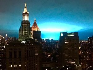 Kilatan Cahaya Biru Tiba-tiba Muncul di Langit New York