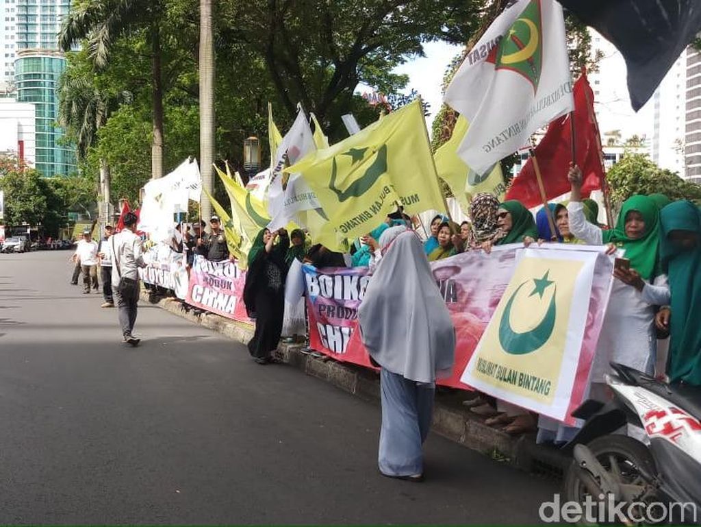 Aksi Bela Uighur, Massa Bulan Bintang Demo di Kedubes China Aksi Bela Uighur, Massa Bulan Bintang Demo di Kedubes China
