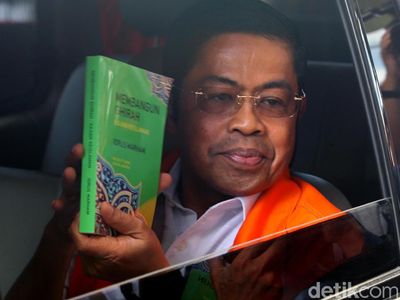 Idrus Marham Bagi-bagi Buku Usai Diperiksa KPK