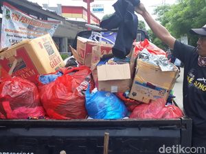 PMI Sortir Pakaian Sumbangan dari Warga ke Pengungsi Tsunami PMI Sortir Pakaian Sumbangan dari Warga ke Pengungsi Tsunami