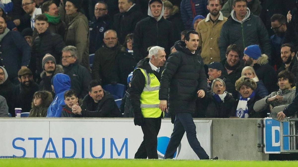 Manajer Arsenal Unai Emery menendang botol sampai mengenai suporter Brighton. (Foto: Peter Nicholls/Reuters)