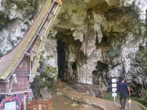 Jangan Ngaku Pernah ke Toraja Jika Belum ke Makam Gua Londa