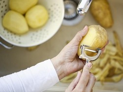 Tanpa Alat, Begini Cara Gampang Kupas Kentang
