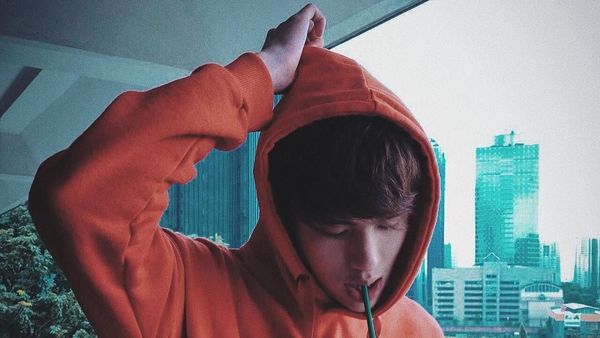 Dikabarkan Pacari Marion Jola,  Ini Gaya Ngopi Julian Jacob