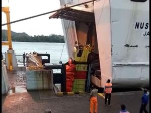 Truk Nyemplung ke Laut di Dermaga 3 Pelabuhan Bakauheni