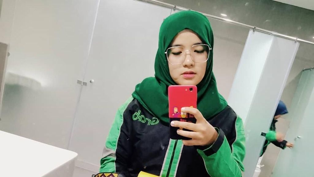 Foto: Gaya Hijab Driver Ojol Imut yang Mirip Nissa Sabyan