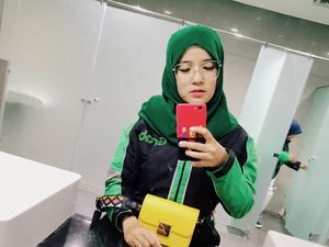 Foto: Gaya Hijab Driver Ojol Imut yang Mirip Nissa Sabyan