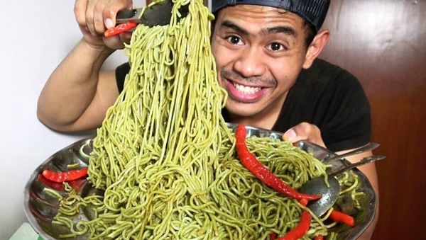 Serunya Tanboy Kun, Vlogger yang Hobi Mukbang Makanan Pedas