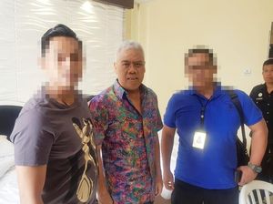 Penampakan Mbah Putih Saat Ditangkap Terkait Dugaan Pengaturan Skor Penampakan Mbah Putih Saat Ditangkap Terkait Dugaan Pengaturan Skor