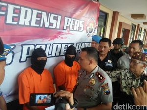2 Pria yang Ditemukan Telanjang Dalam Mobil di Pati Kini Ditahan 2 Pria yang Ditemukan Telanjang Dalam Mobil di Pati Kini Ditahan