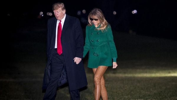 Foto: Melania Trump Disebut Tak Pakai Celana Gara-gara Warna Bajunya Ini