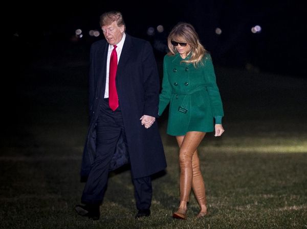 Foto: Melania Trump Disebut Tak Pakai Celana Gara-gara Warna Bajunya Ini