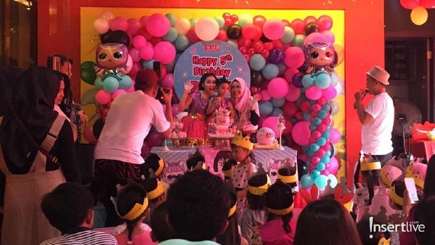 Perayaan ulang tahun Ayu Ting Ting