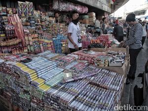 Jelang Tahun Baru, Penjual Petasan Kian Menjamur