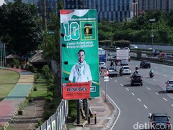 Kasatpol PP DKI: Reklame Rommy Dicopot karena Tak Berizin