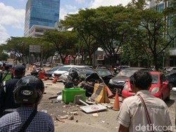 Diduga Darah Tinggi, Pemobil di Pluit Tewas Setelah Tabrak 5 Mobil
