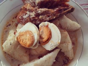 Gurihnya Nendang! Sarapan Ketupat Kandangan dengan Lauk Ikan Haruan