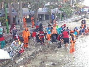 Petugas Bersihkan Material Vulkanik Diduga dari Anak Krakatau di Tidung