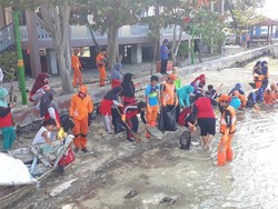 Petugas Bersihkan Material Vulkanik Diduga dari Anak Krakatau di Tidung