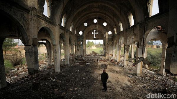Melihat Puing-puing Gereja Perawan Maria Yang Dirusak ISIS 2015 Lalu