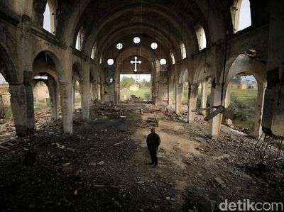 Melihat Puing-puing Gereja Perawan Maria Yang Dirusak ISIS 2015 Lalu