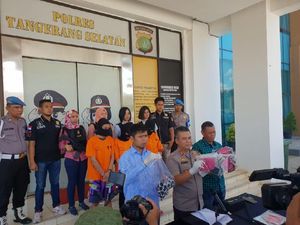 Polisi Bongkar Layanan Live Streaming Bugil di Kos Tangsel Polisi Bongkar Layanan Live Streaming Bugil di Kos Tangsel