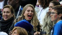 Maria Salaues tampak tertawa girang saat sedang menonton aksi Paul Pogba dari tribun. Apa yang kau tertawakan, Salaues? (Getty Images)