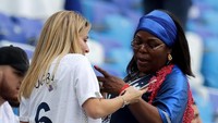Maria Salaues tampak bersama Yeo, ibunda Paul Pogba, saat menyaksikan laga timnas Prancis di Piala Dunia lalu. (Getty Images)
