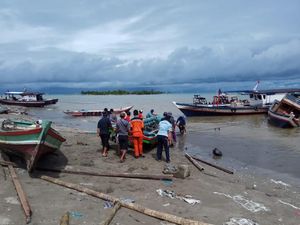 Bakamla Evakuasi Perahu Nelayan Sumur Pandeglang Kembali ke Laut