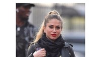 Ini dia penampakan Maria Salaues yang sedang hamil tua. Salaues bersama adik Pogba (di belakang) sedang menuju Old Trafford untuk menonton laga Manchester United kontra Huddersfield Town. (Getty Images)