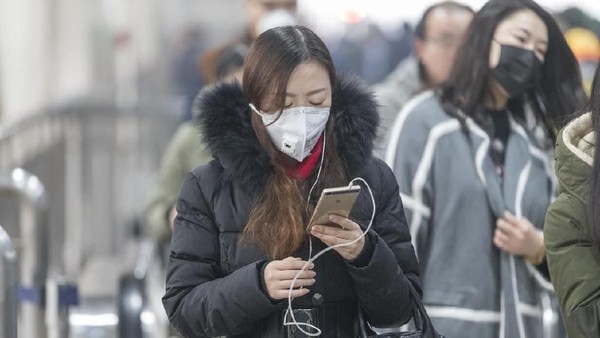 VANCOUVER, BRITISH COLUMBIA - APRIL 4:  Reporter Wendy Luo holds up a N95 mask manufactured by 3M, one of the only masks that guards against germs such as severe acute respiratory syndrome (SARS) April 4, 2003 in Vancouver, British Columbia, Canada. A SARS clinic opened at noon today at St. Vincents Hospital in Vancouver, British Columbia, Canada. SARS is a flu-like illness which has killed at least 80 people, mostly in Asia, and more than 2,200 have been infected around the world. U.S. President George W. Bush listed the mystery virus as a communicable disease by executive order today.  (Photo by Don MacKinnon/Getty Images)