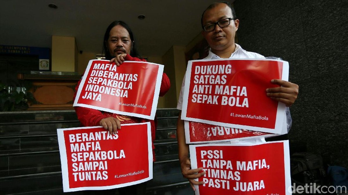 Orang-orang mendukung pembentukan Satgas Anti Mafia Bola (Agung Pambudhy/detiksport)