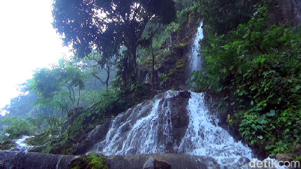 Foto: Gua Sekaligus Air Terjun Cantik di Lumajang