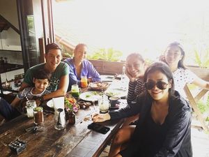 Pose Keren Marissa Nasution Saat Brunch Bareng Mike Lewis dan Teman-teman